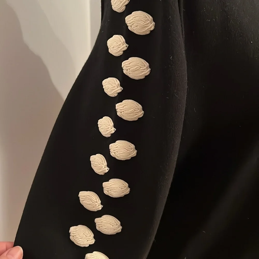 CHANEL BLACK SWEATER with White Camilla Flowers Size 40 - Picture 6 of 11